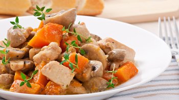 Ситно та без зайвого клопоту: як приготувати тушковану картоплю з куркою та грибами