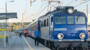 Найдефіцитніший напрямок «Укрзалізниці» поповниться вагонами: у Польщу успішно прибув тестовий поїзд (фото)