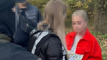 Затримана на хабарі: У львівської лікарки арештували два автомобілі й телефон