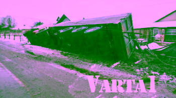 Під Львовом вантажівка в’їхала в огорожу будинку та перекинулась (фото)