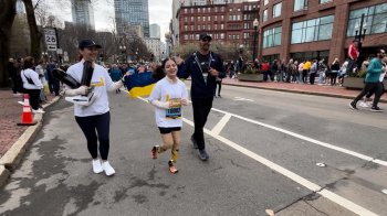 12-річна бігунка на протезах Яна Степаненко подолала 5 км на марафоні в Бостоні