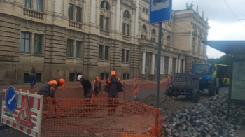 У центрі Львова ремонтують дорожнє полотно: деталі