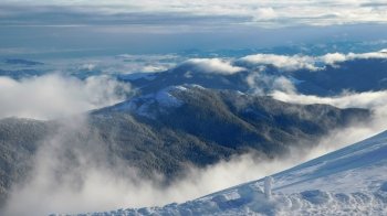 У Карпатах небезпека сходження лавин: туристам радять утриматися від походів в гори