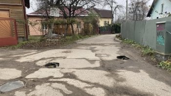 У Шевченківському районі Львова просять залатати дві ями на дорозі (фото)