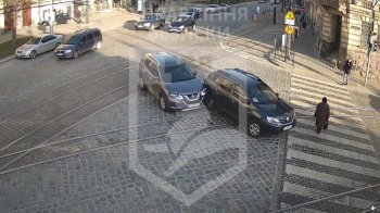 «Жінці пощастило, сантиметри»: у Льові потрапило на камеру ДТП на перехресті (відео)