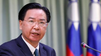 Джозеф У говорить з журналістами