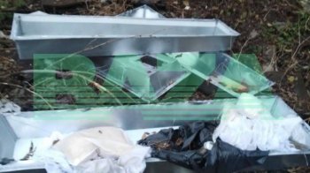 Викинули разом з іконами та пакетами: у Бєлгороді на смітнику виявили цинкові гроби