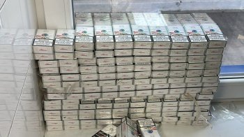 На Буковині іноземець намагався незаконно ввезти в Україну 400 пачок сигарет в дні авто