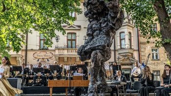 Львів'янка збирає підписи за демонтаж пам'ятника Ксаверу Моцарту