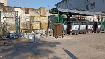 У Львові поряд зі смітниками тиждень стоять контейнери з хімічною речовиною: мешканці занепокоєні