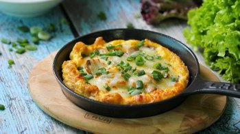 Покроковий рецепт омлету з сиром і овочами