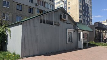 «Йду на роботу, а там вже купують»: львів’янка скаржиться на кіоск, який незаконно продає алкоголь