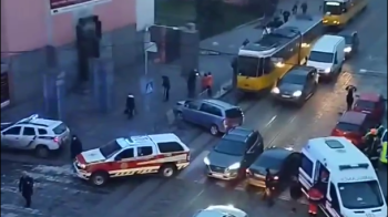 У Львові водій Opel врізався в огорожу та тимчасово заблокував рух трамваїв