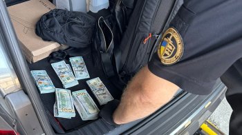Мешканець Львівщини сховав у шкарпетках 30 тисяч доларів при виїзді за кордон