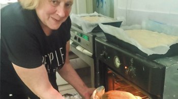 "Вітамінні бомби" та солодощі: волонтери у Львові готують смачні пакунки військовим