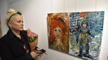 Малювати картини жінкам допомагали професійні художники, фото з сайту Львівської облради