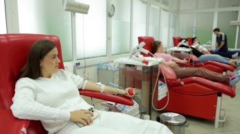 Одна донація може врятувати три життя: у Львові медики та студенти здають кров для ЗСУ
