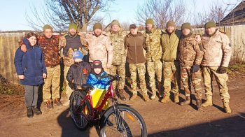 Мріяв про велосипед: бійці львівської ТрО здійснили бажання хлопчика з прифронтової Харківщини