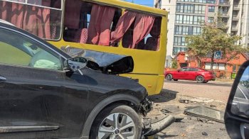 У Львові зіткнулися KIA та службовий автобус: постраждали 10 людей