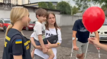 6-річний хлопчик зустрівся з рятувальниками, які витягнули його з-під завалів після обстрілу Львова
