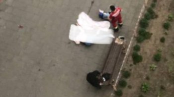 жінка випала з багатоповерхівки