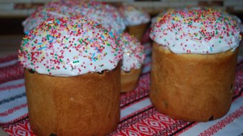 Рекорд України: у Львові за 25 хвилин прикрасили тисячу пасок і розклали у формі тризуба