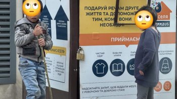 “Емаус-Оселя” забирає один з контейнерів для збору одягу у Львові через крадіжки