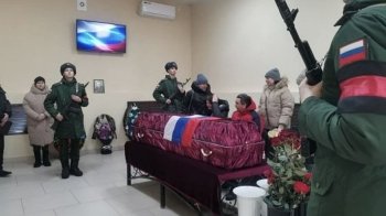 У Росії «урочисто» поховали вагнерівця, який забив свою матір на смерть