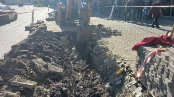 Біля готелю «Львів» на зупинці громадського транспорту облаштовують посадкову платформу