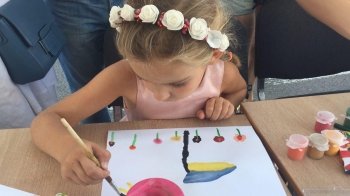 9-річна дівчинка зі Львова продає власноруч зроблені листівки, щоб допомогти армії