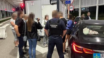 На Львівщині у пункті пропуску затримали сутенерку