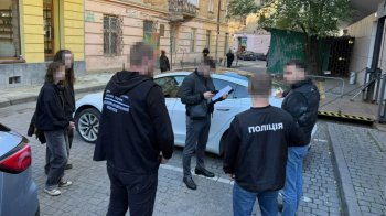У Львові затримали переправника на Tesla, який обіцяв за 7 тис. доларів виїзд у Молдову