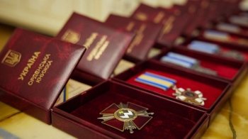 Зеленський нагородив майже півтори сотні захисників, з них 27 — посмертно