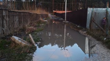 «Не пройти і не проїхати»: мешканка Брюховичів скаржиться на «озеро» посеред дороги