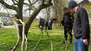 Вбив та закопав у саду: на Дрогобиччині затримали зловмисника
