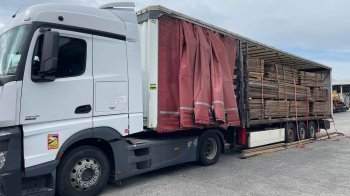 Фура з деревиною. Фото Львівської митниці