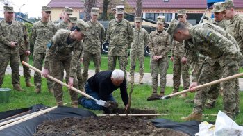 На території Національної академії сухопутних військ імені гетьмана Петра Сагайдачного висадили саджанець козацького дуба.