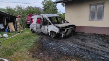 Полум'я знищило автомобіль та перекриття будинку: рятувальники ліквідували пожежу на Львівщині