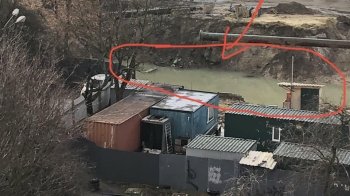 Мешканці вулиці Любінської у Львові скаржаться на «озеро», яке утворилося на місці будівництва, та непокояться про долю будинків поряд