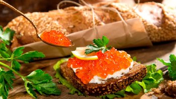 Понад 10 кг червоної ікри конфіскували у водія мікроавтобуса на Львівщині