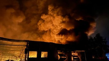 Фото пожежі на поштовому складі, яка виникла внаслідок влеучання ракети