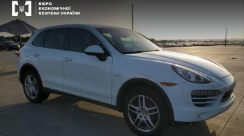 Маскували під гуманітарну допомогу: на Львівщині викрили контрабанду елітних авто