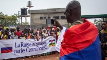 Вкладають в голову брехливі наративи про Україну: як російська пропаганда працює в африканських ЗМІ