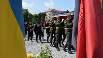 Підірвав себе гранатою, щоб росіяни не захопив радіостанцію: у Львові попрощались з героєм