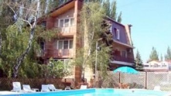 В Маріуполі окупанти живуть на розкішних базах відпочинку та їздять з охороною