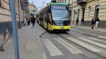 Незручність для пішоходів: львів’яни просять розширити тротуар на вулиці Івана Франка
