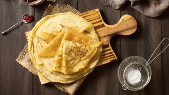 Тонкі млинці на молоці: секрети ніжного тіста без розривів