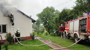 Пожежа в Яворівському районі: ледь не згоріли два будинки