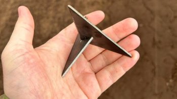 Українці всипають дороги кальтропами, щоб зупиняти російські «буханки», а потім їх добивати, фото з соцмереж/Forbes