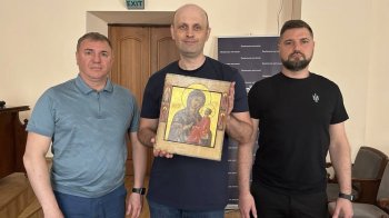Митники передали у Маріуполь старовинну ікону: її тимчасово зберігатимуть  у Львові